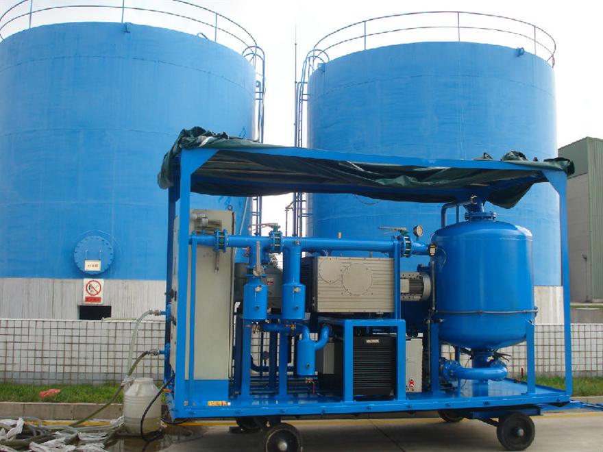 1凱潛 安順換流站拖車(chē)式濾油機(jī).JPG 安順換流站拖車(chē)式濾油機(jī)