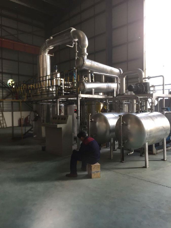 客戶使用圖.jpg 杭州廢油過濾企業(yè)短程分子蒸餾設備現(xiàn)場使用圖